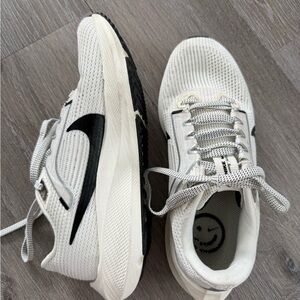 Nike Pegasus 40 - Black and White Sneakers